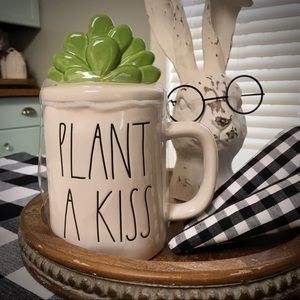 🇺🇸 Plant a Kiss Rae Dunn topper mug